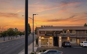 Days Inn By Wyndham Yosemite Area